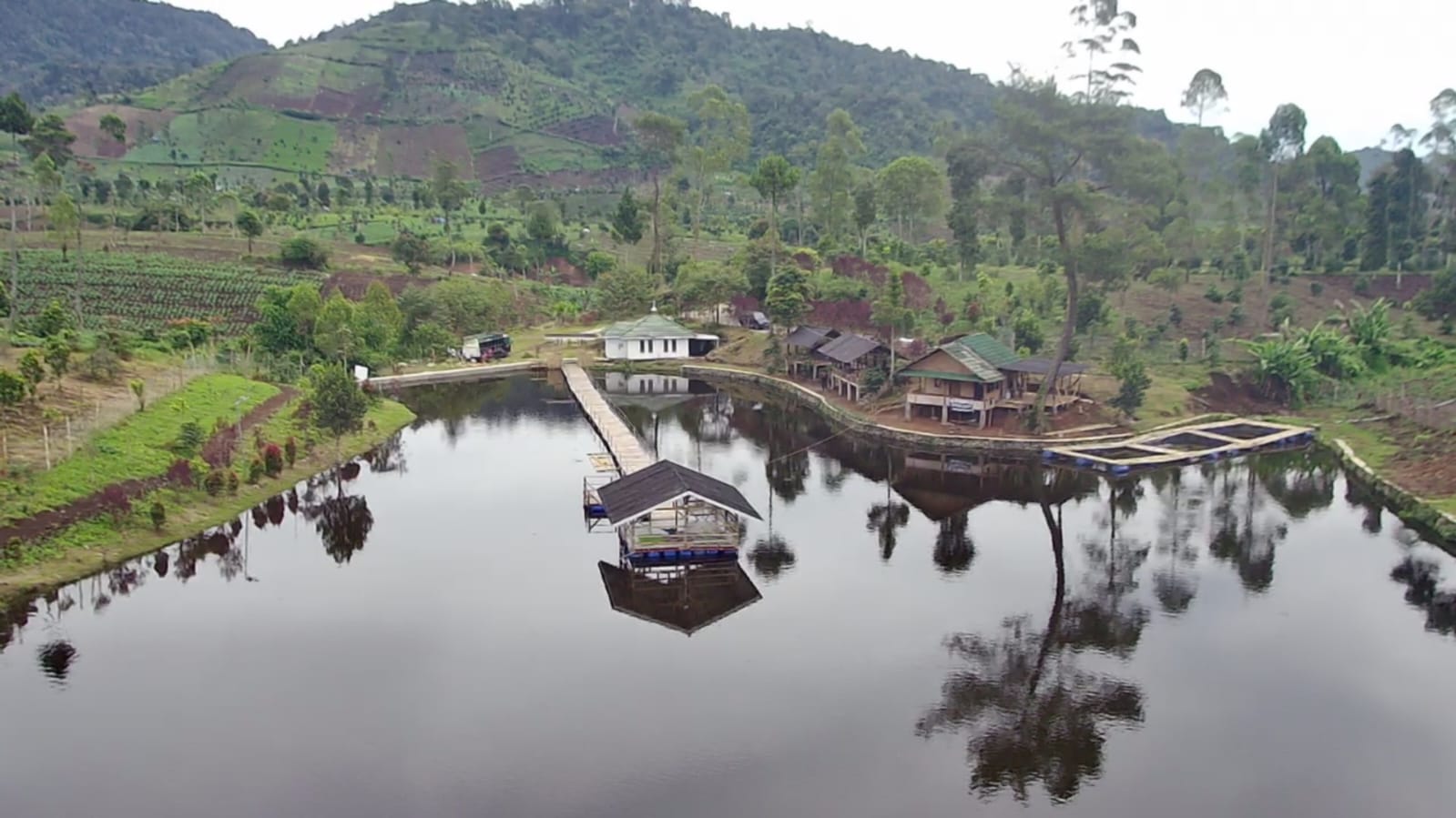 Cantiknya! Air di Embung Desa Padaawas Punya Tiga Warna, Bikin Wisatawan Penasaran